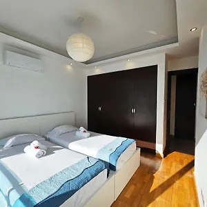 Dios Ponte Finikoudes Beachfront Case de vacanță